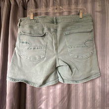 Load image into Gallery viewer, American Eagle SIZE 14 Junior's Shorts
