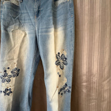 Load image into Gallery viewer, Black Daisy SIZE 11 Women's Jeans
