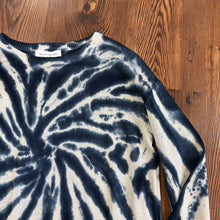 Load image into Gallery viewer, Skye's the limit SIZE L Women's Sweater
