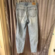 Load image into Gallery viewer, Levi SIZE 2 Women's Jeans
