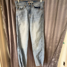 Load image into Gallery viewer, Levi SIZE 2 Women's Jeans
