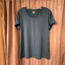 Load image into Gallery viewer, 32Degree Cool SIZE XL Women's Athletic Top
