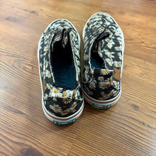 Load image into Gallery viewer, Blowfish SIZE 9 Women's Sneakers
