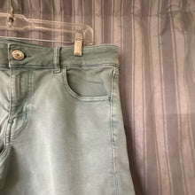 Load image into Gallery viewer, American Eagle SIZE 14 Junior's Shorts
