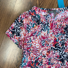 Load image into Gallery viewer, Daisy Fuentes SIZE S Women&#39;s Shirt
