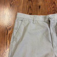 Load image into Gallery viewer, VANS SIZE 36 Men&#39;s Shorts

