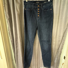 Load image into Gallery viewer, SIZE 7 Judy Blue Women's Jeans
