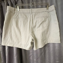 Load image into Gallery viewer, J. Crew SIZE 14 Women's Shorts
