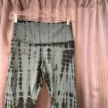 Load image into Gallery viewer, Lululemon SIZE 6 Women's Athletic Pants
