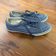 Load image into Gallery viewer, taos SIZE 8 Women's Sneakers
