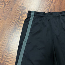 Load image into Gallery viewer, Under Armour SIZE M Men's Athletic Shorts
