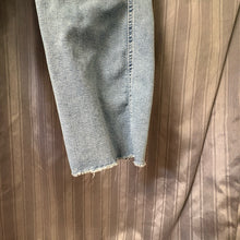 Load image into Gallery viewer, Levi SIZE 2 Women's Jeans
