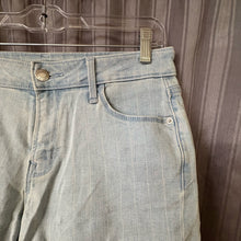 Load image into Gallery viewer, Old Navy SIZE 4 Women's Shorts
