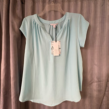 Load image into Gallery viewer, 41 Hawthorn SIZE M Women's Shirt
