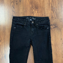 Load image into Gallery viewer, American Eagle SIZE 2 Junior&#39;s Jeans
