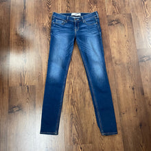 Load image into Gallery viewer, Hollister SIZE 3 Junior&#39;s Jeans
