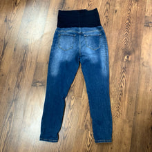 Load image into Gallery viewer, Liz Lange SIZE S Maternity Jeans

