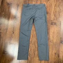 Load image into Gallery viewer, Banana Republic SIZE 33 Men&#39;s Jeans
