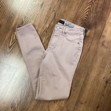 Load image into Gallery viewer, Aeropostale SIZE 2 Junior&#39;s Jeans

